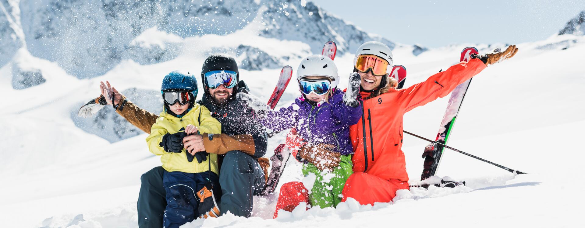 Familie im Skiurlaub in Tirol